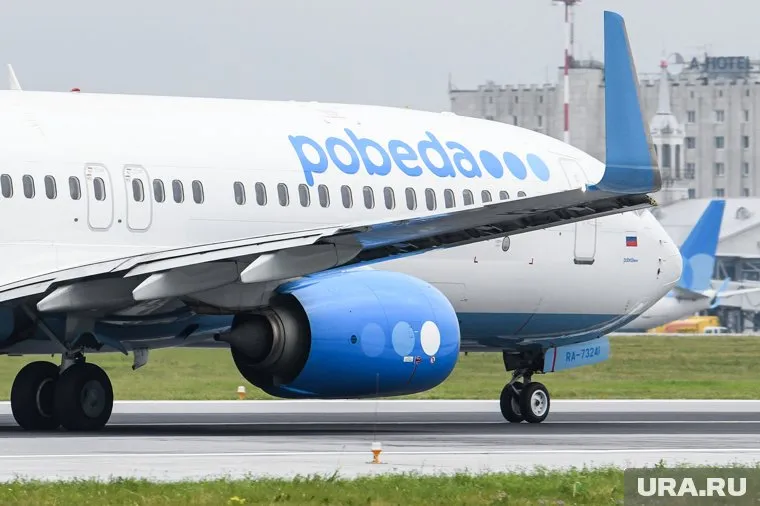Самолет авиакомпании "Победа" застрял в Челябинске с пробитым колесом шасси