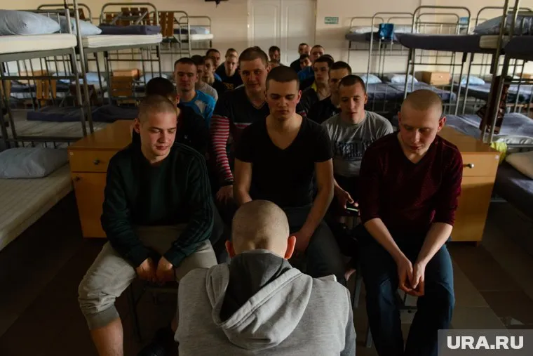 Солдаты боятся собираться группами