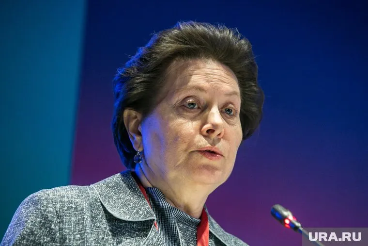 Губернатор ХМАО Наталья Комарова ранее критиковала мэра за срыв сроков сдачи памятника