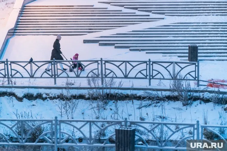 За ночь город замело снегом, которого долго не было
