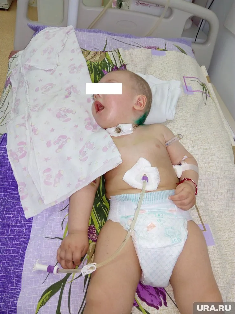 Андрей родился здоровым в 2015 году. После лечения ребенок не двигается, а дышит и питается через трубки