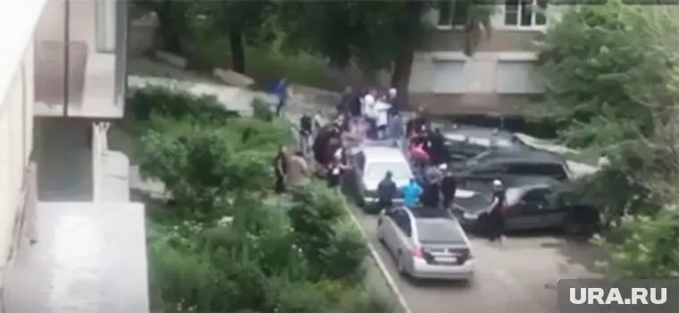 Неизвестные мужчины начали оттаскивать автомобили местных жителей, припаркованные во дворе