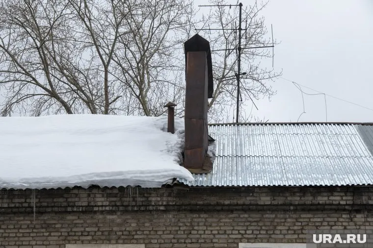 В Кургане ГУ МЧС выплатит ущерб горожанке после падения снега с крыши