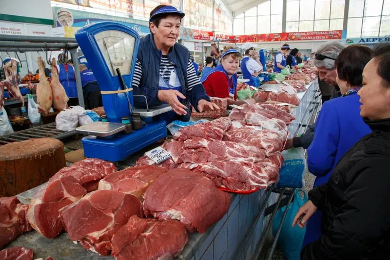 Ань Нгуен, основатель сети кафе вьетнамской кухни Vietmon (Вьетмон). Екатеринбург, торговля, весы, шарташский рынок, рынок, мясо, сырое мясо