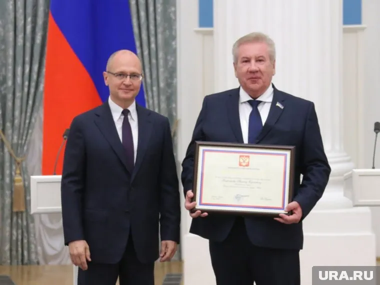 Награду Борису Хохрякову вручил Сергей Кириенко