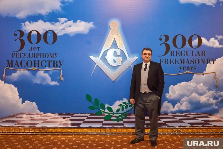 На фото - Великий Мастер Великой Ложи России Андрей Богданов. Он не скрывает своей принадлежности к вольным каменщикам