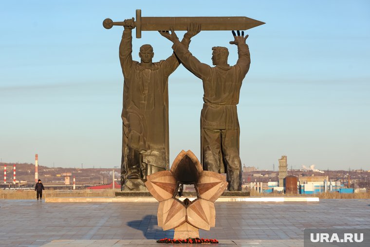 Как Россию грудью защитила в грозный час Магнитная гора…