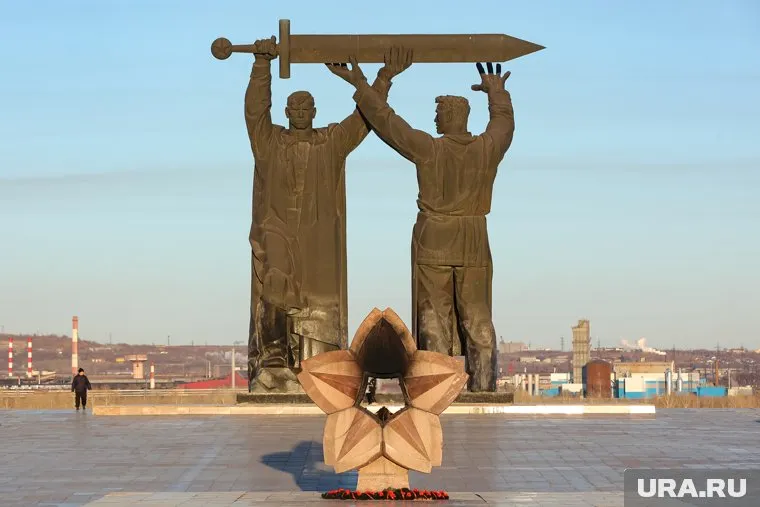 Памятник «Тыл — фронту» символизирует вклад Магнитогорска в Победу