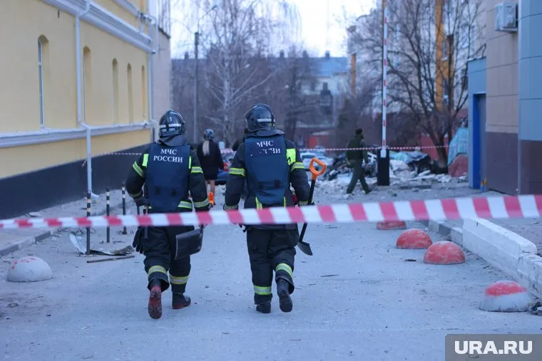 На месте падения осколков работают оперативные службы (фото из архива)