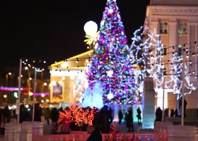 На главной площади Кургана особенно ярко засияла новогодняя елка