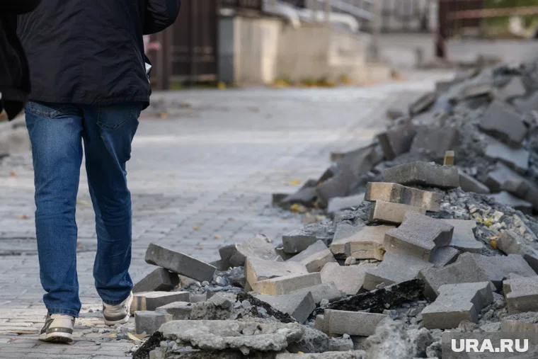 Тротуарную плитку пришлось разобрать из-за ремонта на сетях