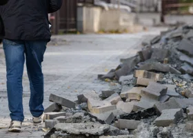 В Чайковском разобрали свежеуложенную тротуарную плитку