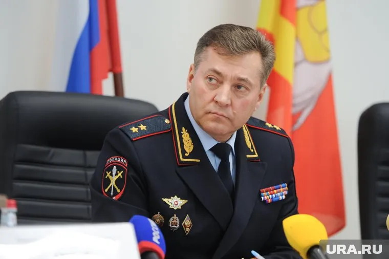 На встрече с жителями начальник ГУ МВД области Михаил Сковов подарил челябинке букет цветов