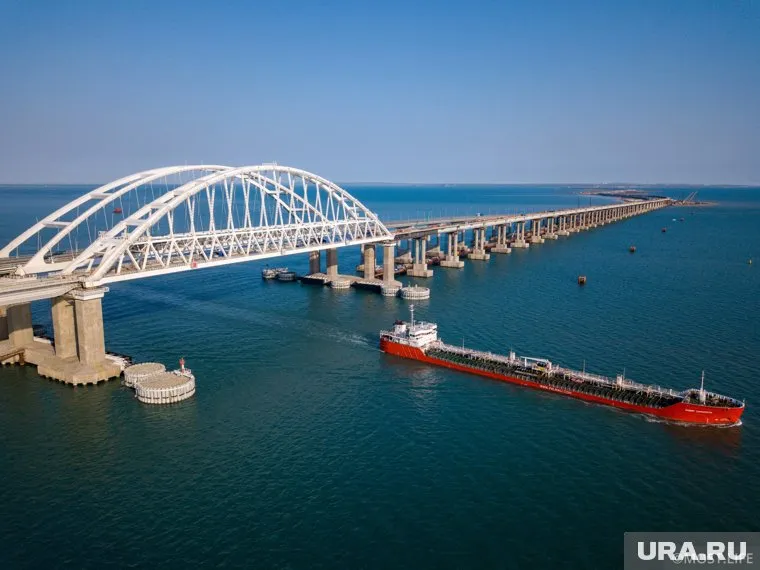 На обеих сторонах моста скопились сотни машин