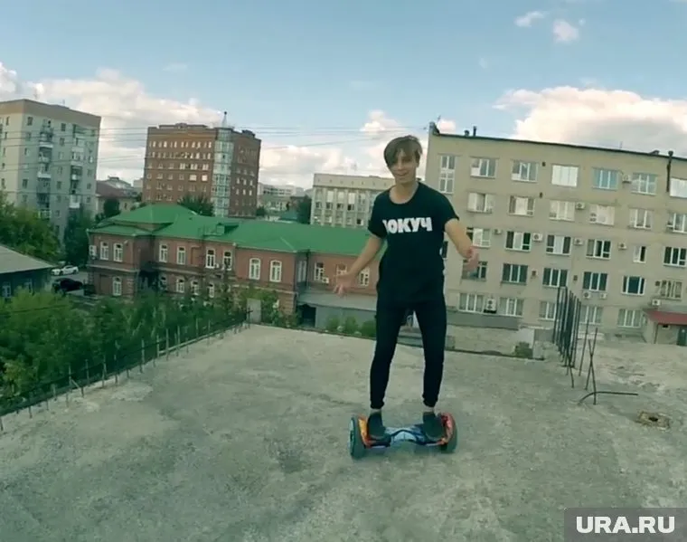 Подросток с риском для жизни балансирует на гироскутере