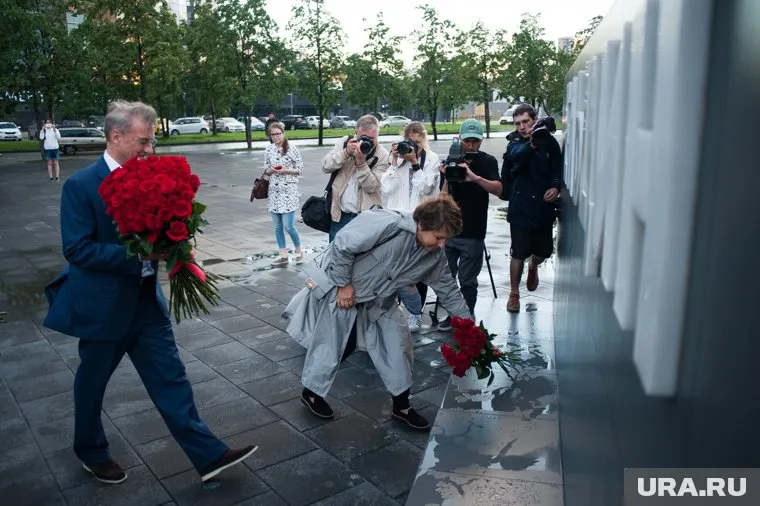 Церемония возложения цветов проходила поздним вечером