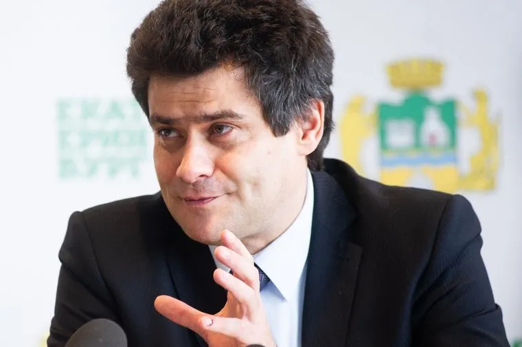 Пресс-конференция, посвященная Общероссийскому форуму «Города России 2030: цифровое будущее». Екатеринбург, высокинский александр, жест рукой