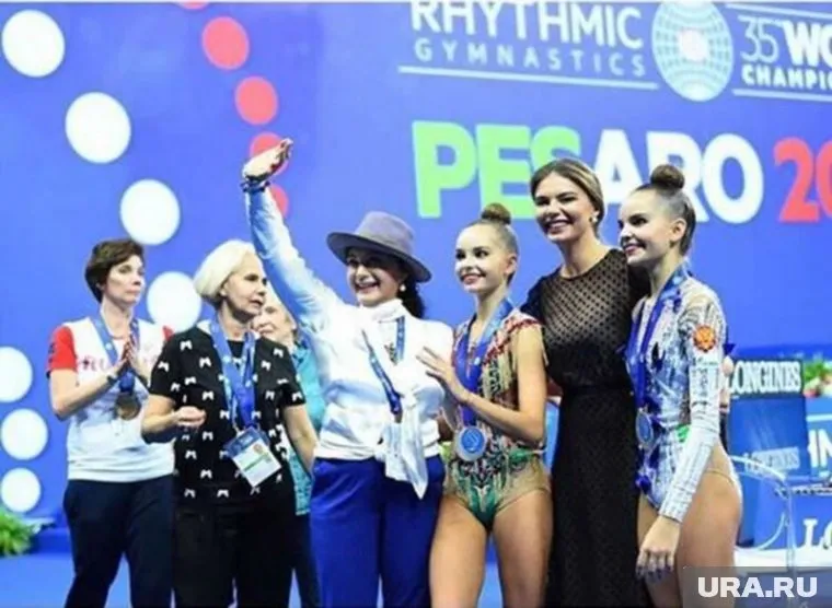 Кабаева произвела фурор в шикарном платье