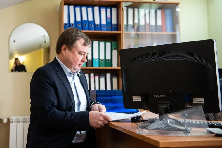 Депутат Государственной думы РФ Максим Иванов подает документы на участие в праймериз партии «Единая Россия». Екатеринбург