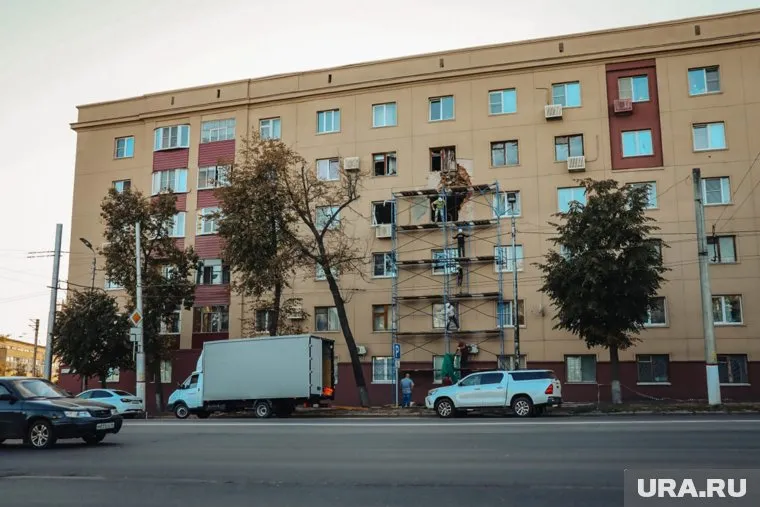 Украинский БПЛА ударил по многоквартирному дому в Курске