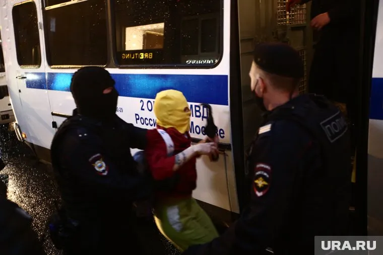 Полиция начала задерживать участников шествия после провокаций