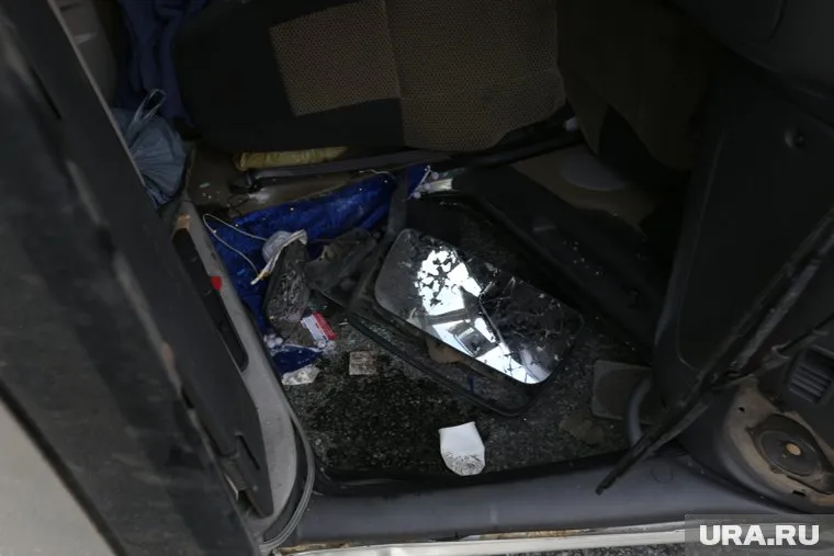 Легковой автомобиль смяло в аварии 