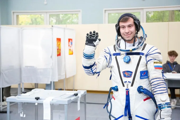 На избирательном участке Подмосковья заметили человека в скафандре