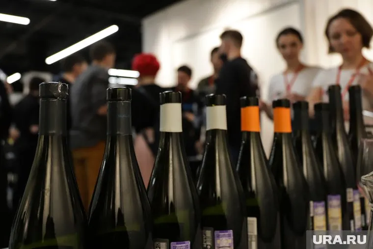 Пустые бутылки пермяк не выбрасывает, а создает из них посуду