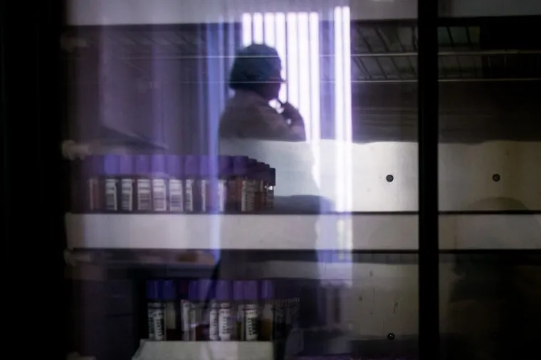 Открытие СПИД-центра. Москва, лаборатория, пробирки, спид-центр, вич, анализ крови, врачи, медперсонал, медицина, спид-тест, люди в белых халатах