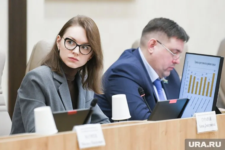 Анна Гурарий начинает публично проявлять характер, за который ее ценили в вузе