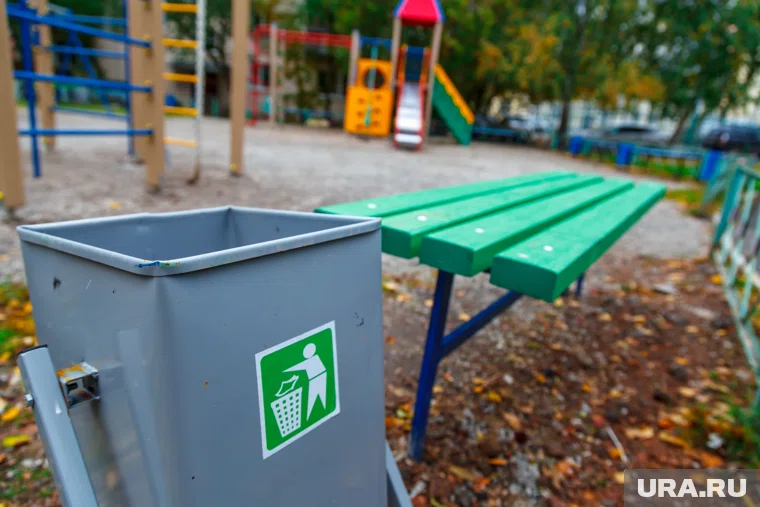 Подрядчик поставил урну для мусора слишком близко к винтовой горке