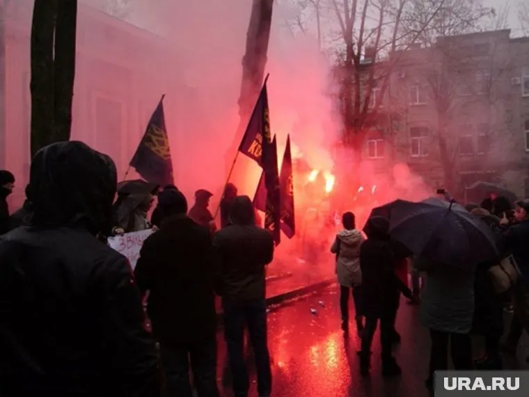 Среди протестующих были националисты