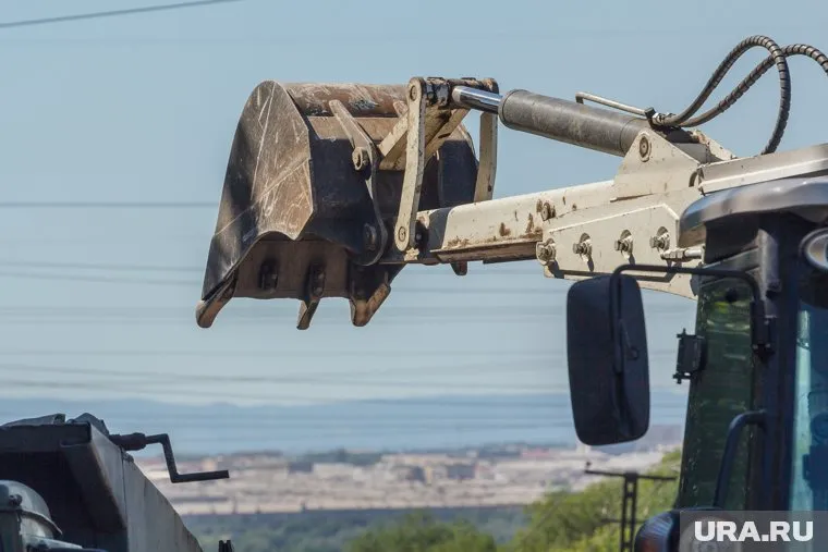 На объекте задействованы сотрудники подрядной организации и необходимая строительная техника