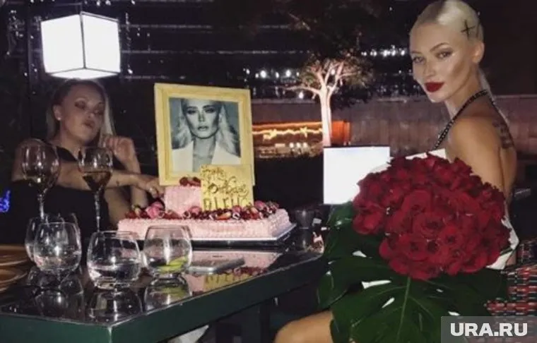 Модель Алена Шишкова отпразновала день рождения в компании близких друзей