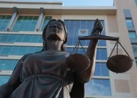 Коллеги сбежавшего вице-президента Сбербанка устроили истерику