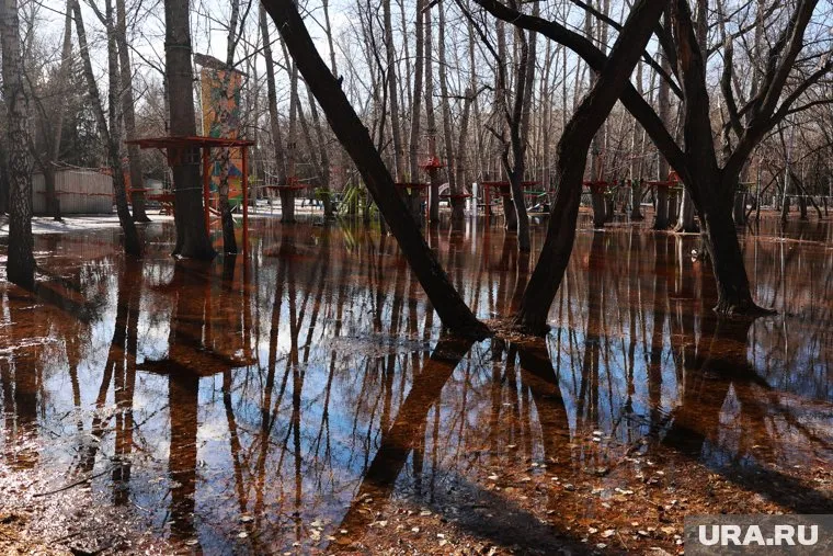 После каждого дождя на улице Джамбула появляется большая лужа (архивное фото)