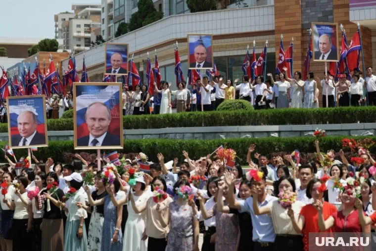 Площадь Пхеньяна была украшена портретами Владимира Путина, флагами России и КНДР