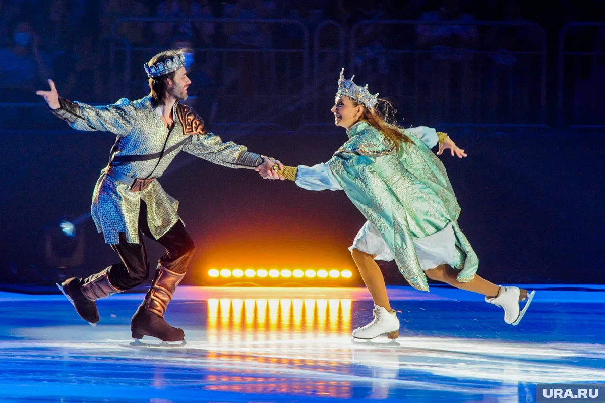  В Москве на ГУМ-катке зимний сезон открыло шоу "Золушка" 