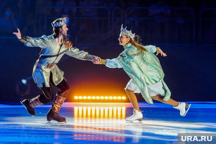  В Москве на ГУМ-катке зимний сезон открыло шоу "Золушка" 