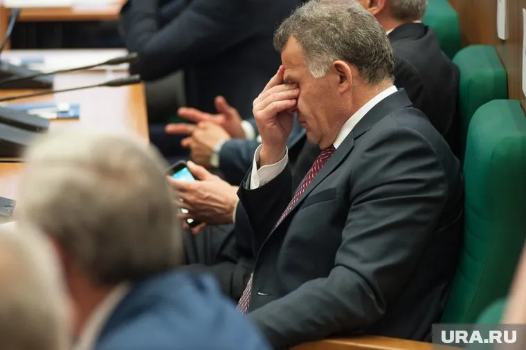 Во время двухмесячного молчания Евгения Куйвашева Владимир Тунгусов пытался удержать контроль над администрацией Екатеринбурга