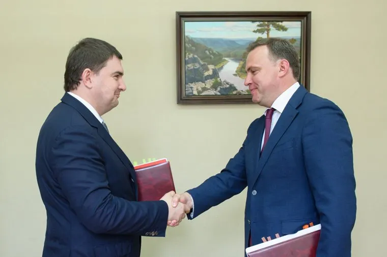 Подписание соглашения по переработке мусора между АО "Облкоммунэнерго" и администрацией Нижнего Тагила. Нижний Тагил, рукопожатие, пинаев владислав, буданов дмитрий