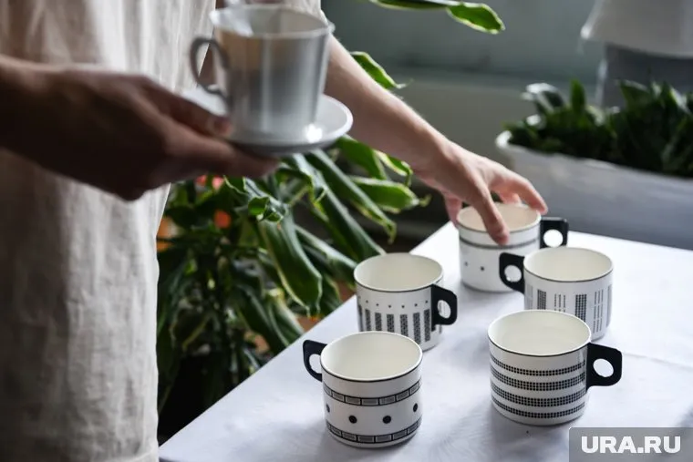 Кружки настолько пришлись по душе россиянам, что они готовы делать предзаказы, хотя посуда еще даже не готова
