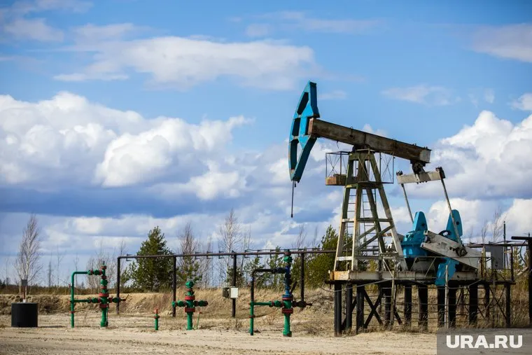 Евросоюз не сможет полностью запретить российскую нефть, пишет Bloomberg