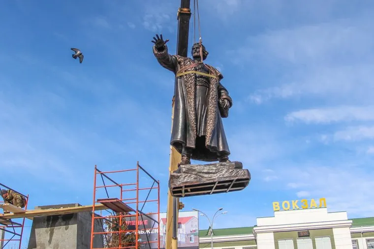 Установка памятника Тимофею Невежину в Кургане., памятник тимофею невежину