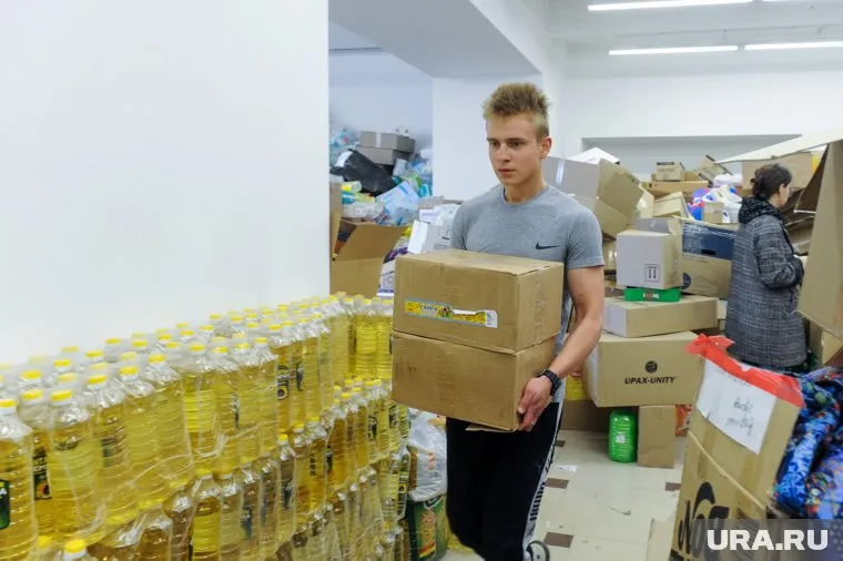 Активисты собрали предметы первой необходимости и продукты питания