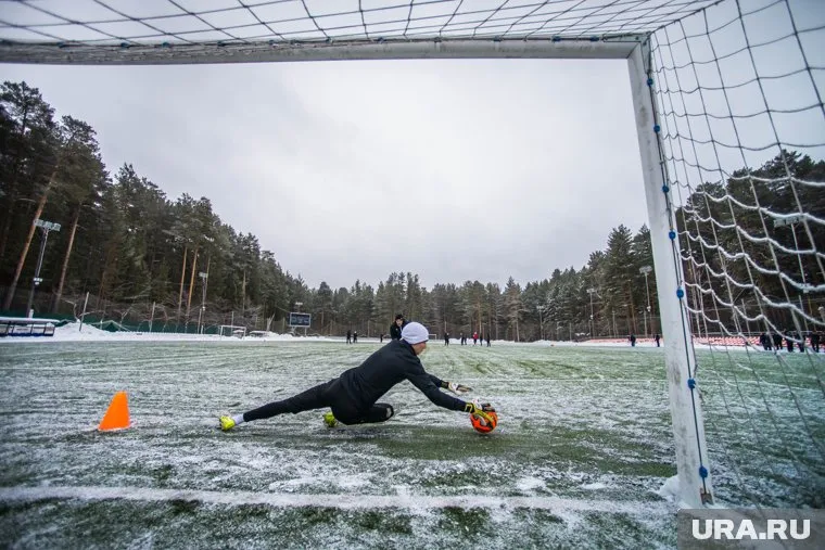 Соревнования по зимнему футболу пройдут на 17 площадках города