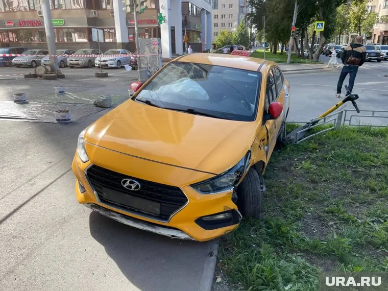 Таксомотор снес пешеходное ограждение и арендные электросамокаты
