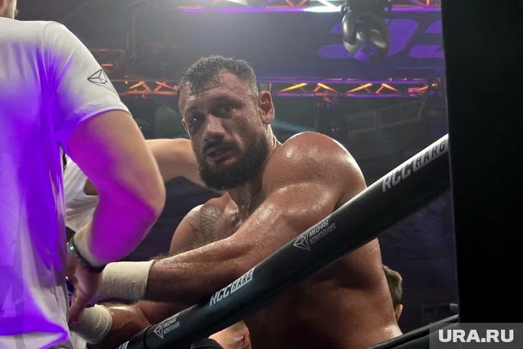 Гаджи «Автомат» выбросил мощнейший лоу-кик, которым срубил Олега «Фомича»