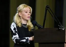 Мизулина отказалась брать цветы от студента УрФУ, опасаясь теракта