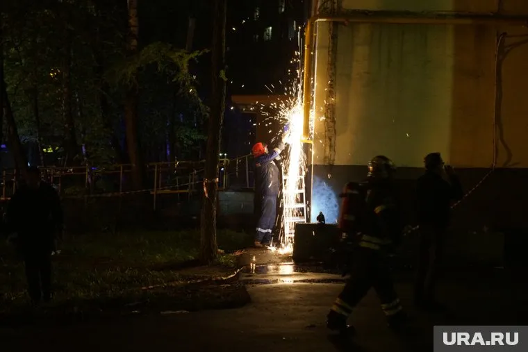 Пожарным удалось потушить огонь в московской многоэтажке